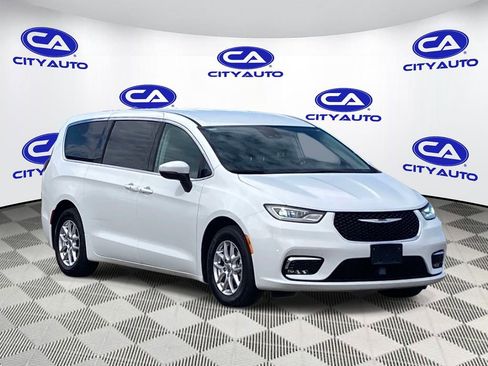 Used 2023 Chrysler Pacifica Touring-L FWD image 2