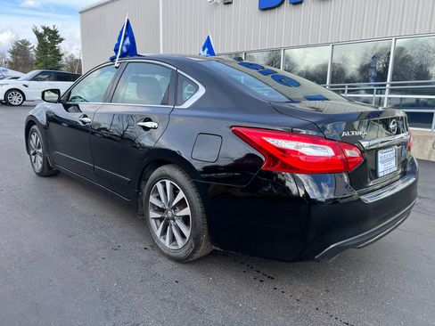 Used 2017 Nissan Altima 2.5 SV w/ Convenience Package image 3