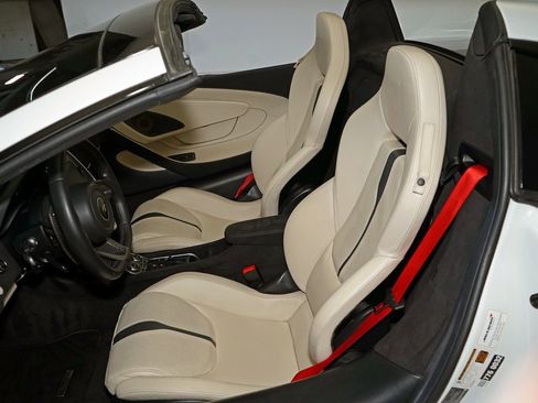 Used 2019 McLaren 570S Spider image 13