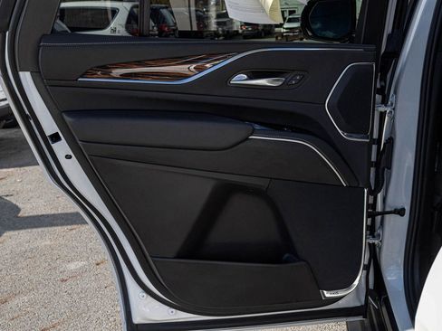 Used 2024 Cadillac Escalade Premium Luxury image 13