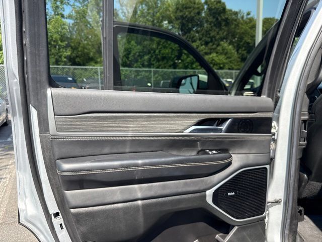 Used 2022 Jeep Wagoneer Series III w/ Premium Group I AWD/4WD image 31