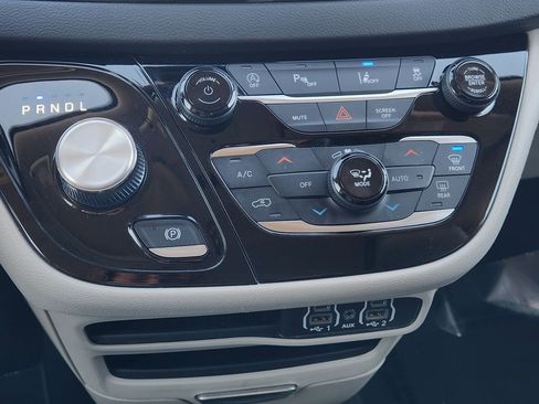 Used 2023 Chrysler Pacifica Touring-L FWD image 20