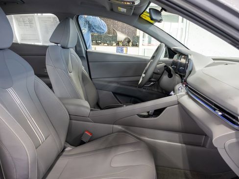 Used 2024 Hyundai Elantra SEL FWD image 12