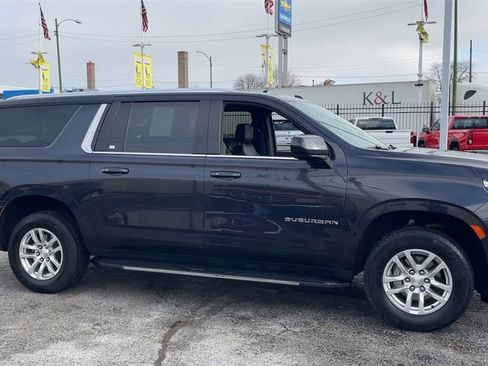 Used 2024 Chevrolet Suburban LT image 3