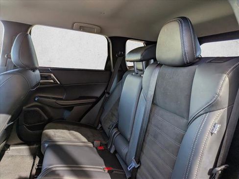 Used 2024 Mitsubishi Outlander SE image 16