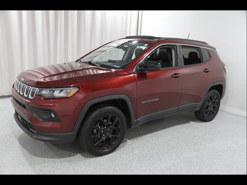 Used 2022 Jeep Compass Latitude w/ Sun and Sound Group AWD/4WD image 3