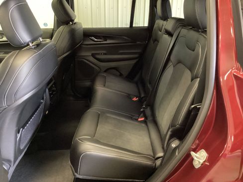 New 2025 Jeep Grand Cherokee Altitude image 33