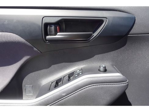 Used 2023 Toyota Highlander LE AWD/4WD image 11