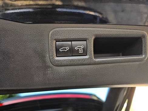 Used 2023 Toyota Venza Nightshade image 31