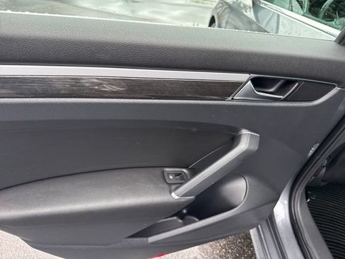 Used 2018 Volkswagen Passat 2.0T SE FWD image 17