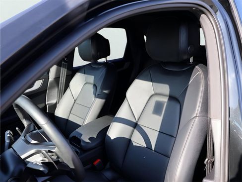 Used 2025 Porsche Cayenne w/ Premium Package image 5