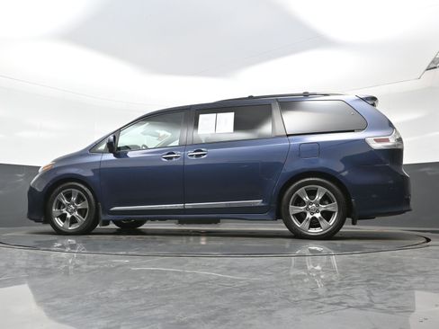 Used 2019 Toyota Sienna SE w/ SE Preferred Package image 31