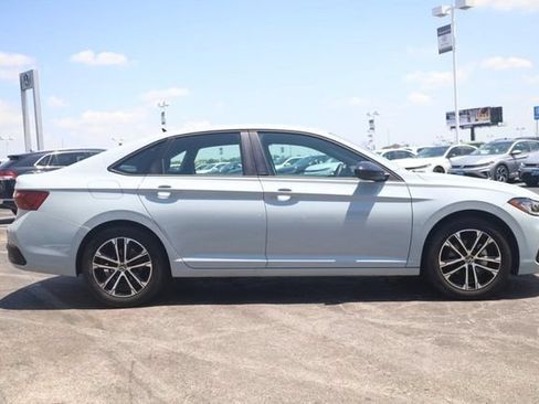 Used 2025 Volkswagen Jetta Sport FWD image 4