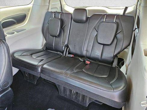 Used 2023 Chrysler Pacifica Touring-L FWD image 23