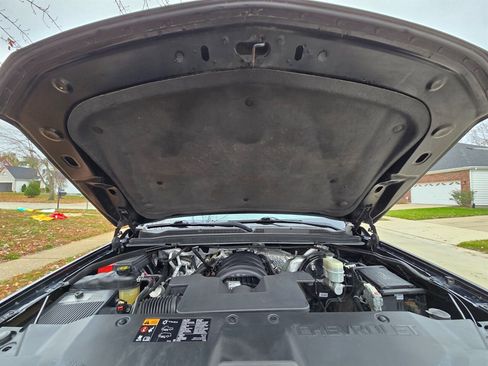 Used 2015 Chevrolet Suburban LT image 32