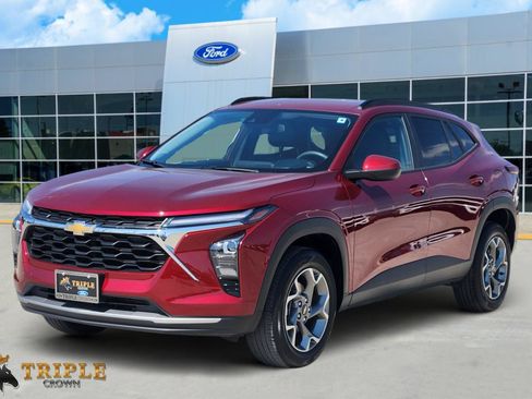Used 2025 Chevrolet Trax LT FWD image 2