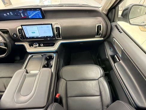 Certified 2025 Ford Expedition Platinum AWD/4WD image 29
