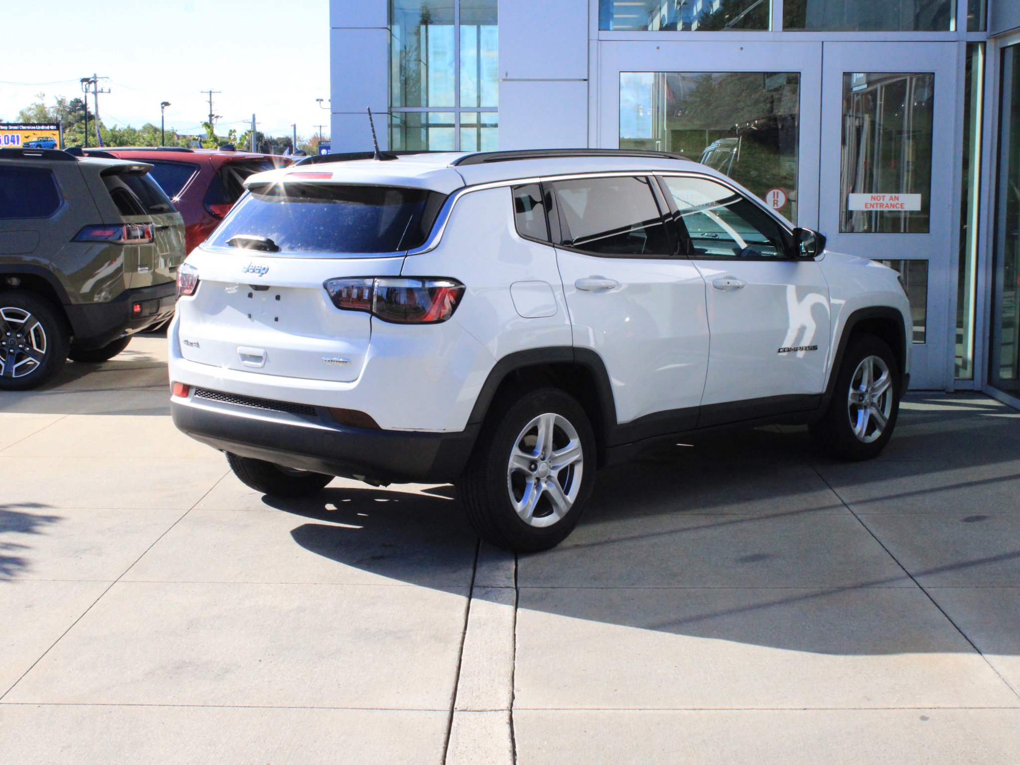 Used 2023 Jeep Compass Latitude w/ Convenience Group AWD/4WD image 6