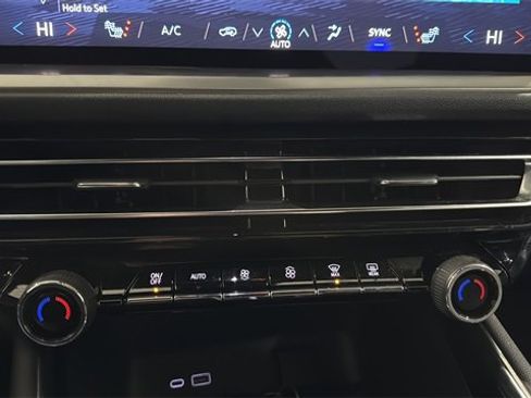 Used 2025 Chevrolet Traverse LT image 17