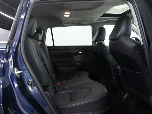 Used 2020 Toyota Highlander XLE image 14