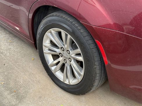 Used 2018 Chrysler 300 Touring L image 5