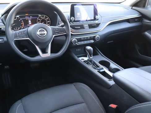 Used 2025 Nissan Altima 2.5 SV FWD image 4