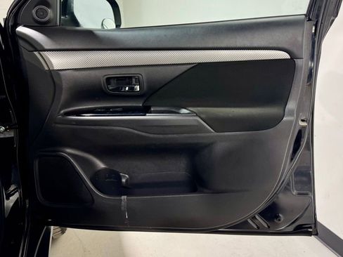 Used 2016 Mitsubishi Outlander SE image 23