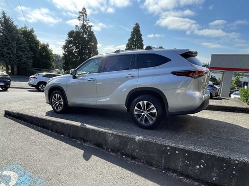 Certified 2024 Toyota Highlander XLE AWD/4WD image 5