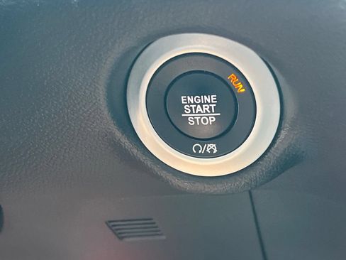Used 2025 Chrysler Pacifica Select FWD image 24