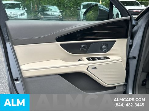 Used 2025 Lincoln Nautilus Reserve AWD/4WD image 11