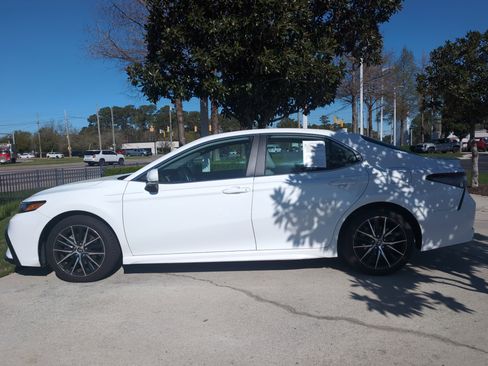 Certified 2021 Toyota Camry SE image 7