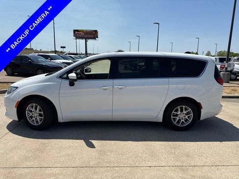 Used 2023 Chrysler Voyager LX FWD image 3