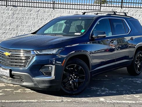 Used 2023 Chevrolet Traverse LT image 2