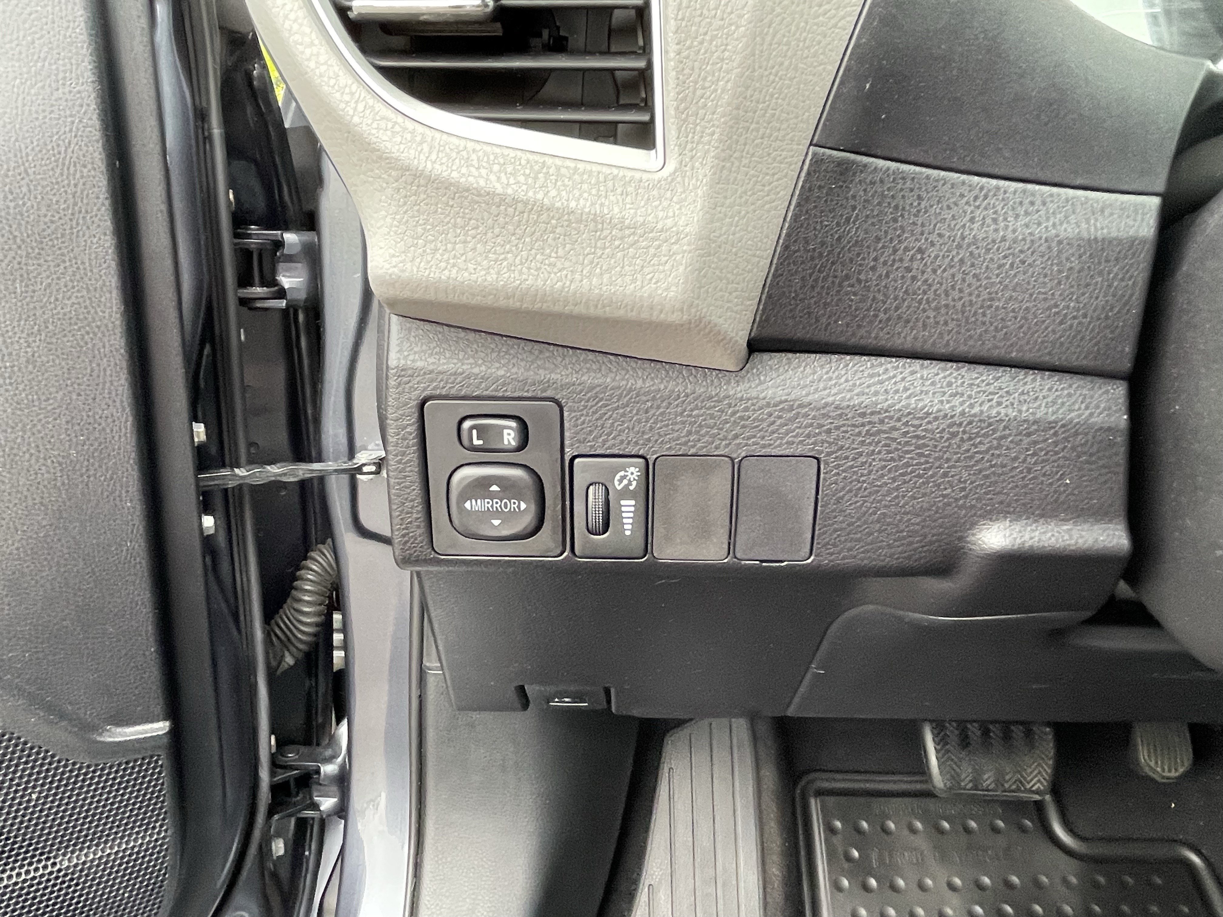 Used 2015 Toyota Corolla LE FWD image 25