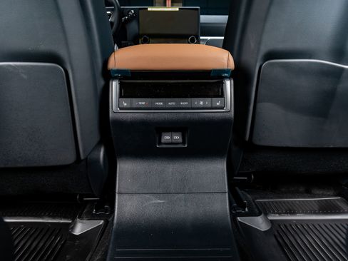 Used 2025 Lexus GX 550 w/ Accessory Package (2T) image 32