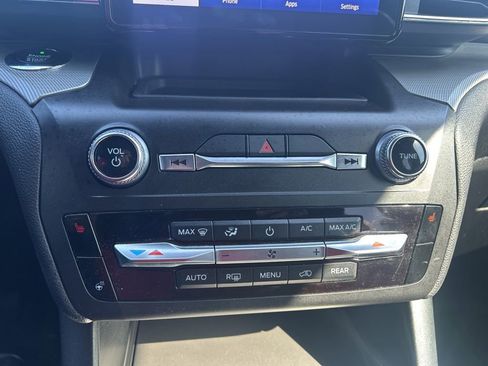 Used 2020 Ford Explorer XLT w/ Equipment Group 202A RWD image 14