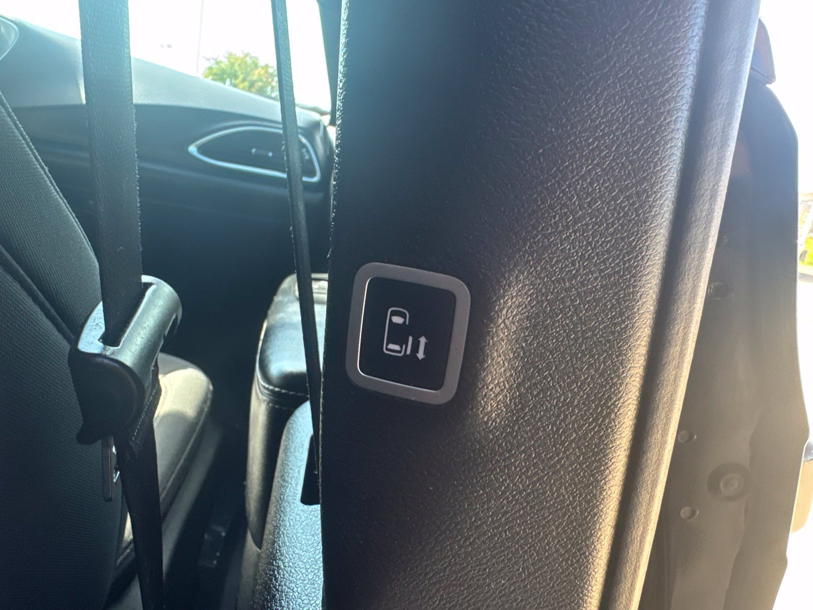 Used 2019 Chrysler Pacifica Touring Plus w/ Advanced Safetytec Group FWD image 20