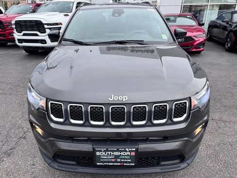 Used 2023 Jeep Compass Latitude w/ Convenience Group AWD/4WD image 2