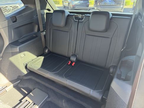 Used 2022 Volkswagen Tiguan SE R-Line image 37