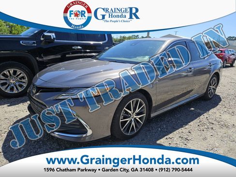 Used 2022 Toyota Camry XLE w/ Navigation Package FWD image 1