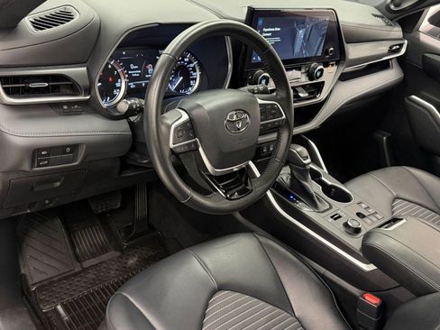 Used 2023 Toyota Highlander XSE AWD/4WD image 3