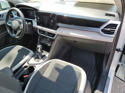 New 2025 Volkswagen Taos SE image 18