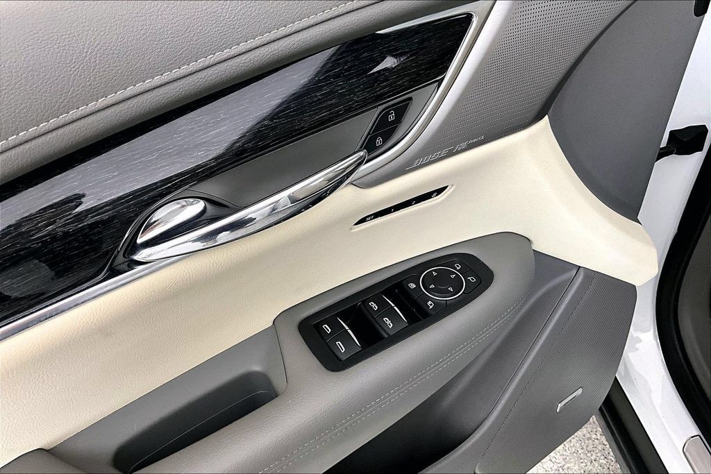 Used 2020 Cadillac XT6 Premium Luxury FWD image 32