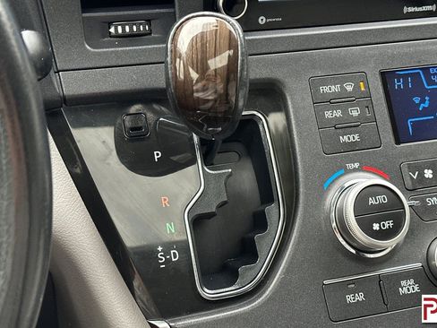 Used 2018 Toyota Sienna XLE Premium image 31