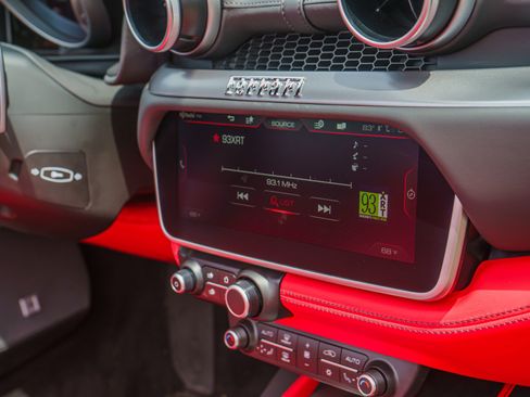 Used 2019 Ferrari Portofino RWD image 49