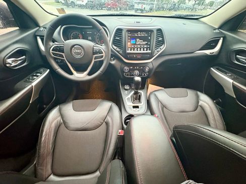 Used 2018 Jeep Cherokee Trailhawk w/ Comfort/Convenience Group AWD/4WD image 17