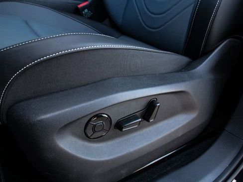 Certified 2025 Volkswagen Tiguan SE image 15