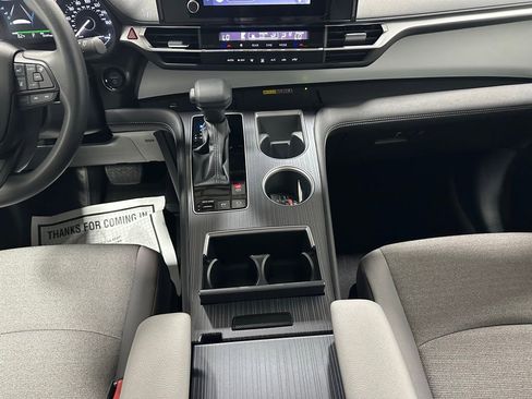 Used 2025 Toyota Sienna LE image 39