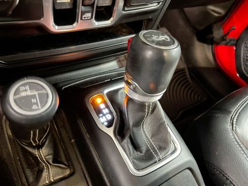 Used 2019 Jeep Wrangler Unlimited Sahara w/ Uconnect 4C Nav & Sound Group image 18