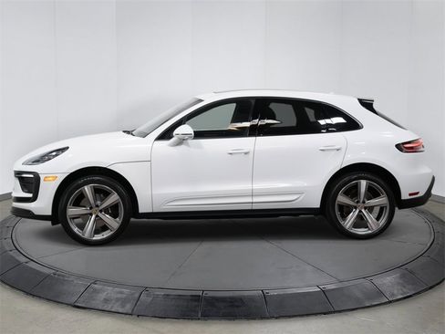 Used 2024 Porsche Macan image 2